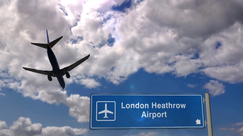 Pasagerii stau și șase ore la cozile din Heathrow din cauza Covid-ului