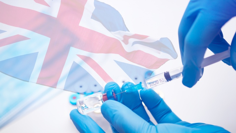 Un bărbat din UK a decedat și alți patru au dezvoltat cheaguri de sânge în urma vaccinării cu AstraZeneca