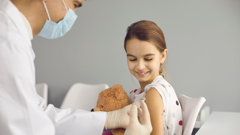 În Marea Britanie vaccinul Covid va fi administrat copiilor din august!