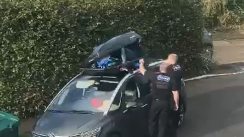 Imigrant în portbagajul de pe acoperiș al unei familii britanice!