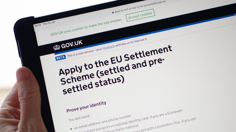 Aproape 50,000 de cetățeni europeni au aplicat în ultimul minut pentru șederea în UK