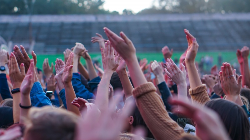 Mulți tineri britanici infectați cu Covid după un festival de muzică