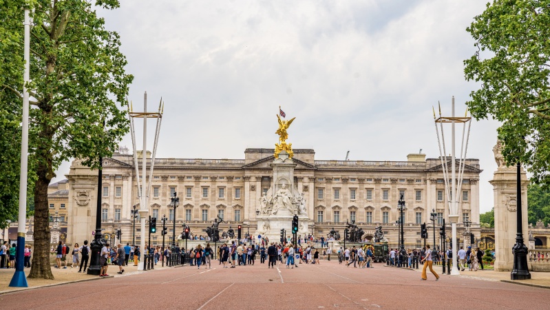 Extinction Rebellion a vizat Palatul  Buckingham umplând fântâna cu sânge fals