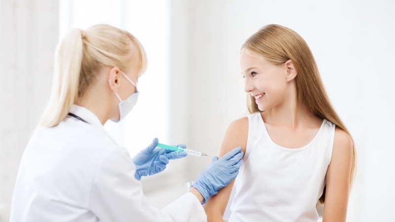 Copiii între 12 și 15 ani din UK vor primi doar o doză de vaccin 