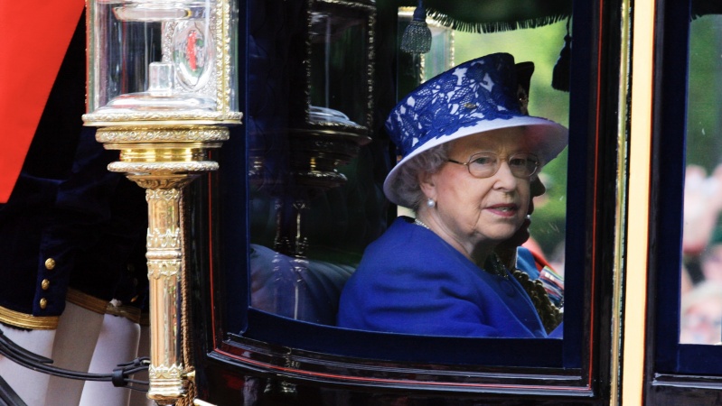Regina la primul angajament regal după noaptea petrecută în spital