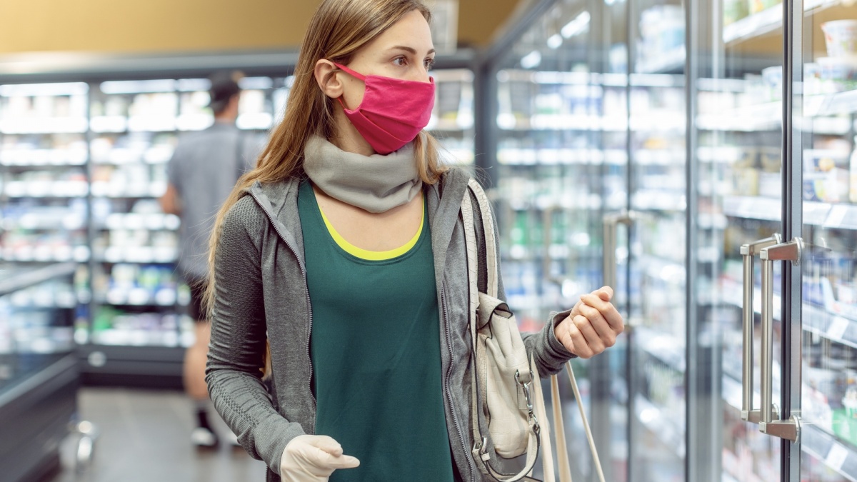 Cumpărătorii pot evita să poarte masca în magazine