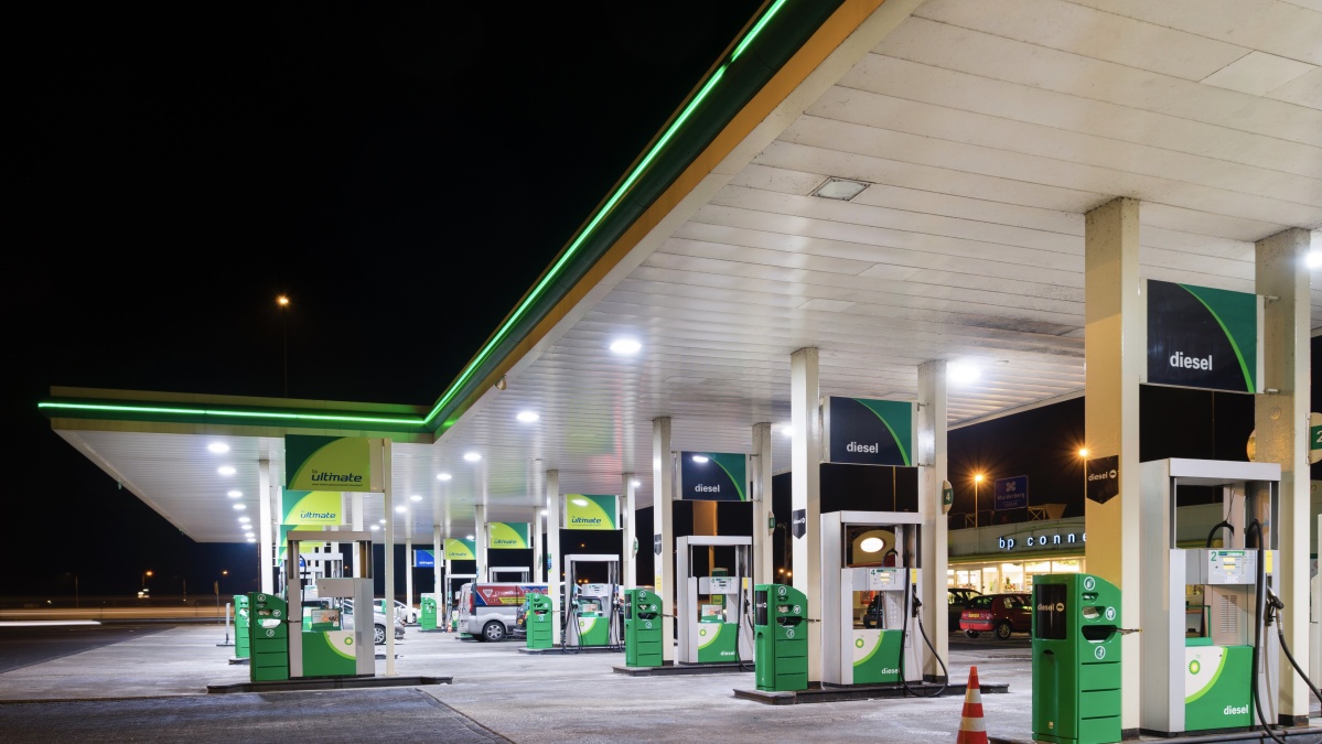 Prețul carburantului la benzinăriile pe pe autostradă va scădea cu 15p