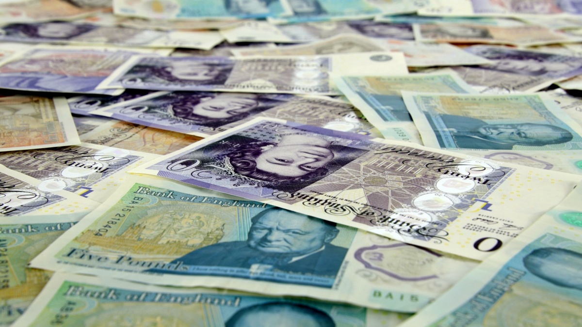 Românul prins în UK cu 1 milion lire falsificate este acum liber