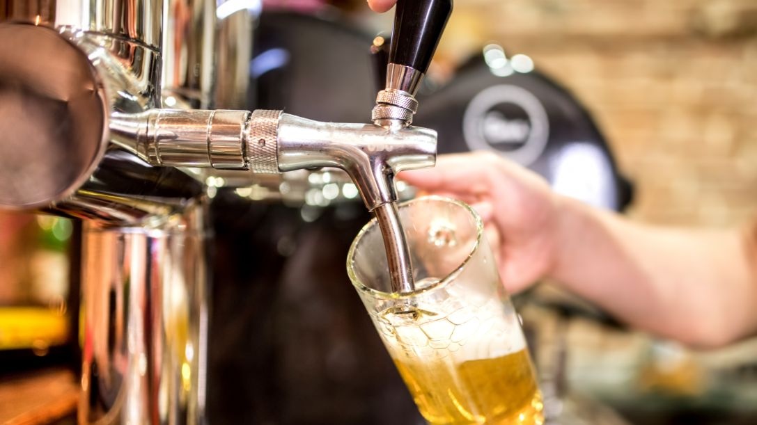 Imens. Britanicii au cumpărat cu 1,4 miliarde halbe de bere mai puțin anul trecut