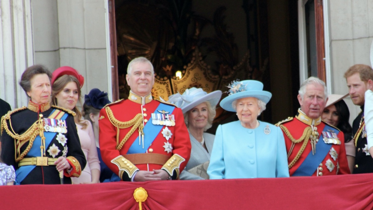 Regina îl lasă pe Prințul Andrew să-și păstreze titlurile și îi dă 2 milioane de £