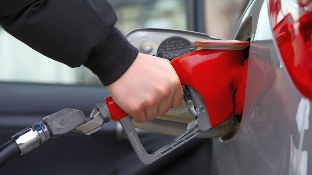 UK va reduce taxa pe carburanți cu "5 pence pe litru" 