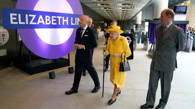 Neașteptată apariție a Reginei, care a inaugurat o nouă linie de metrou