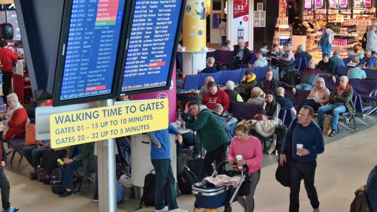 Zboruri anulate și pasageri blocați pe aeroportul din Dover