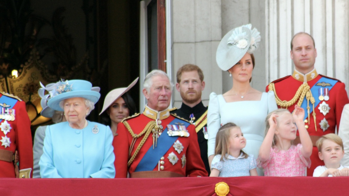 Familia regală britanică forțată să umble la economii 