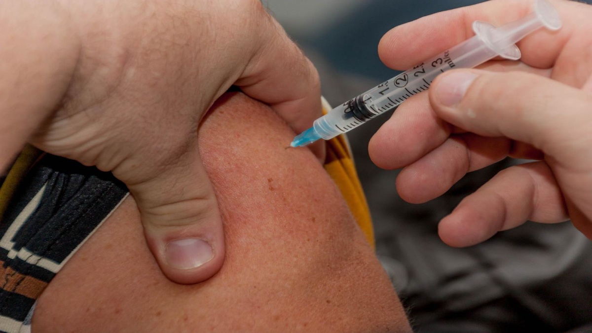 Primul vaccin Covid care vizează două variante aprobat în UK