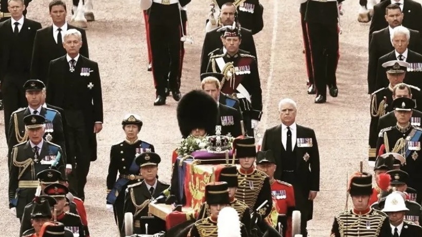 Motivul pentru care Prințul Harry nu a putut purta uniforma militară la procesiunea funerară