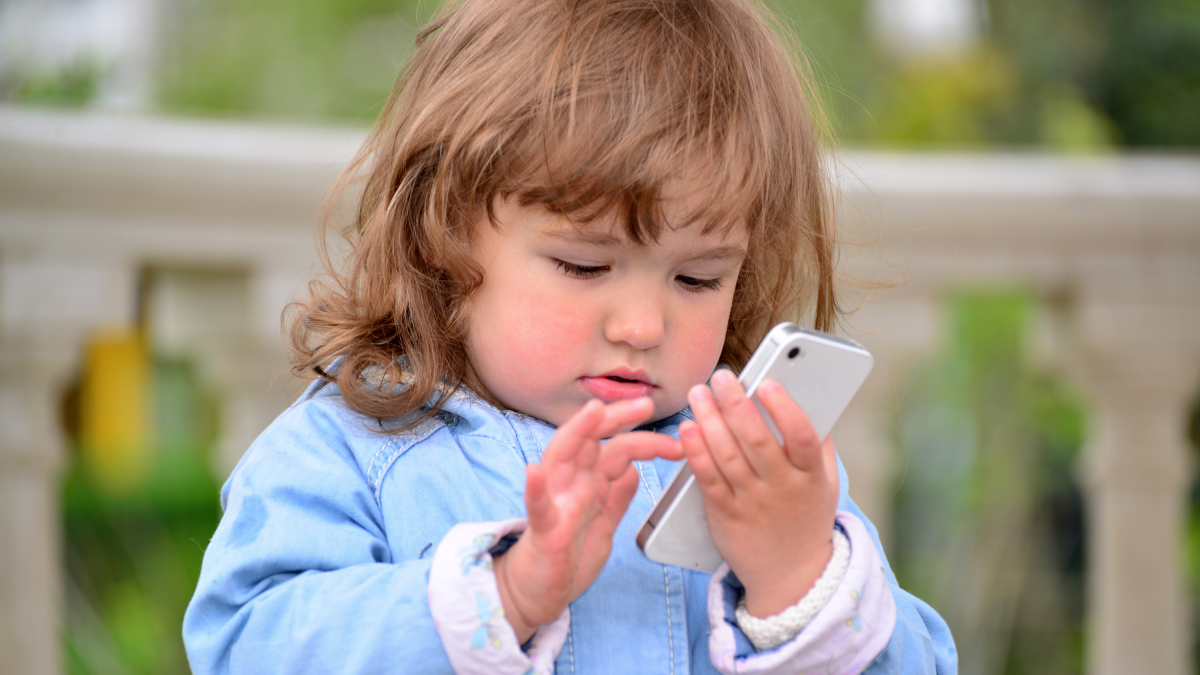 Un sfert dintre copiii de 3-4 ani din UK au smartphone-uri