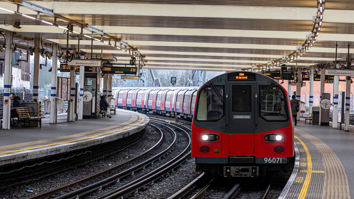 Tinerii de 18 ani ar putea conduce în curând trenuri în UK
