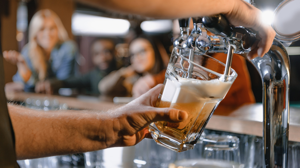 În 70% din pub-urile din UK, barmanii toarnă prea puțină bere și vin
