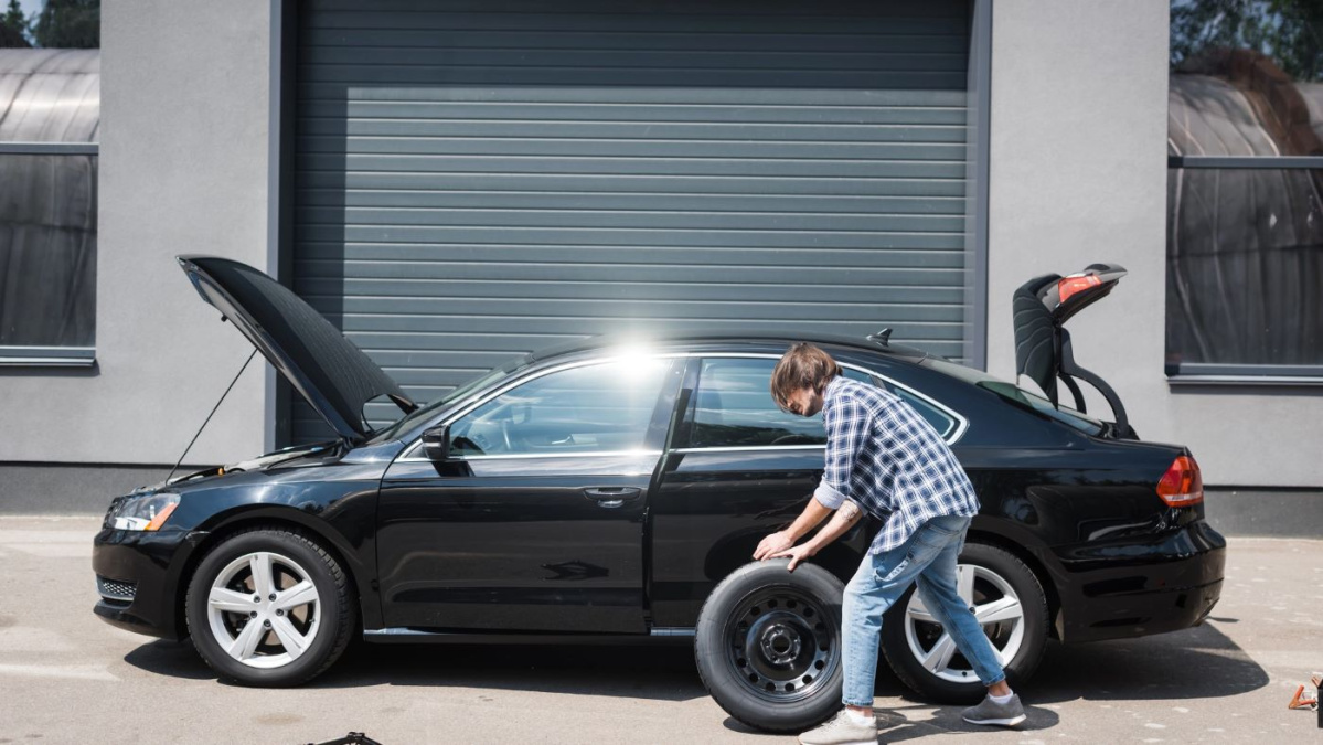 Un „șmecher de România” face viața amară unor locuitori din Anglia