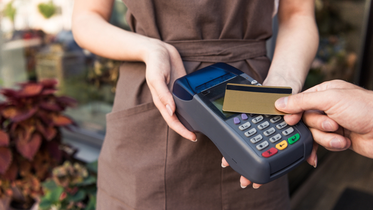 Unul din 7 magazine din Marea Britanie a renunțat la plăți cash în ultimul an