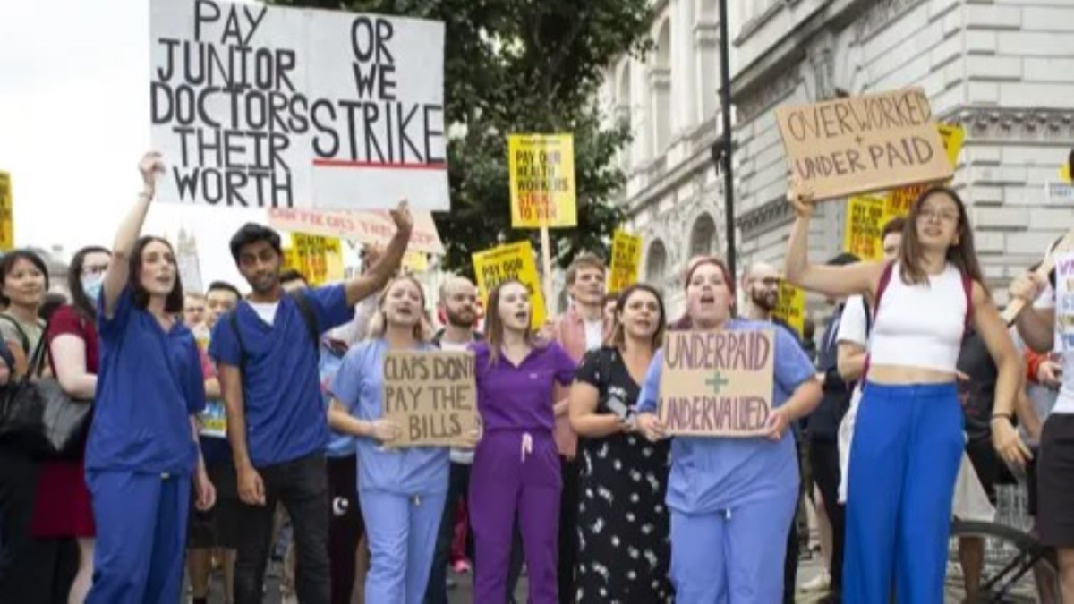 Ultimatum de 48h dat medicilor rezidenți din Anglia privind greva
