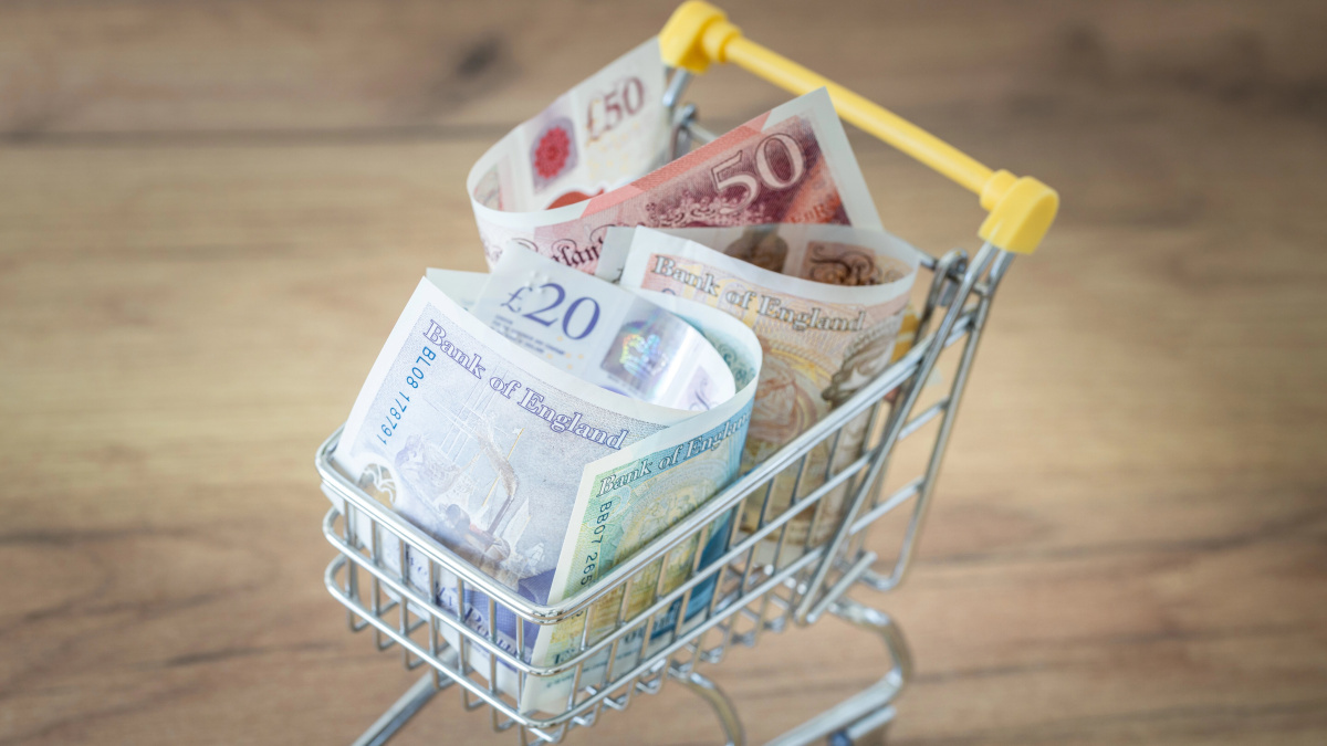 Salariul minim a crescut în UK de la 1 aprilie!