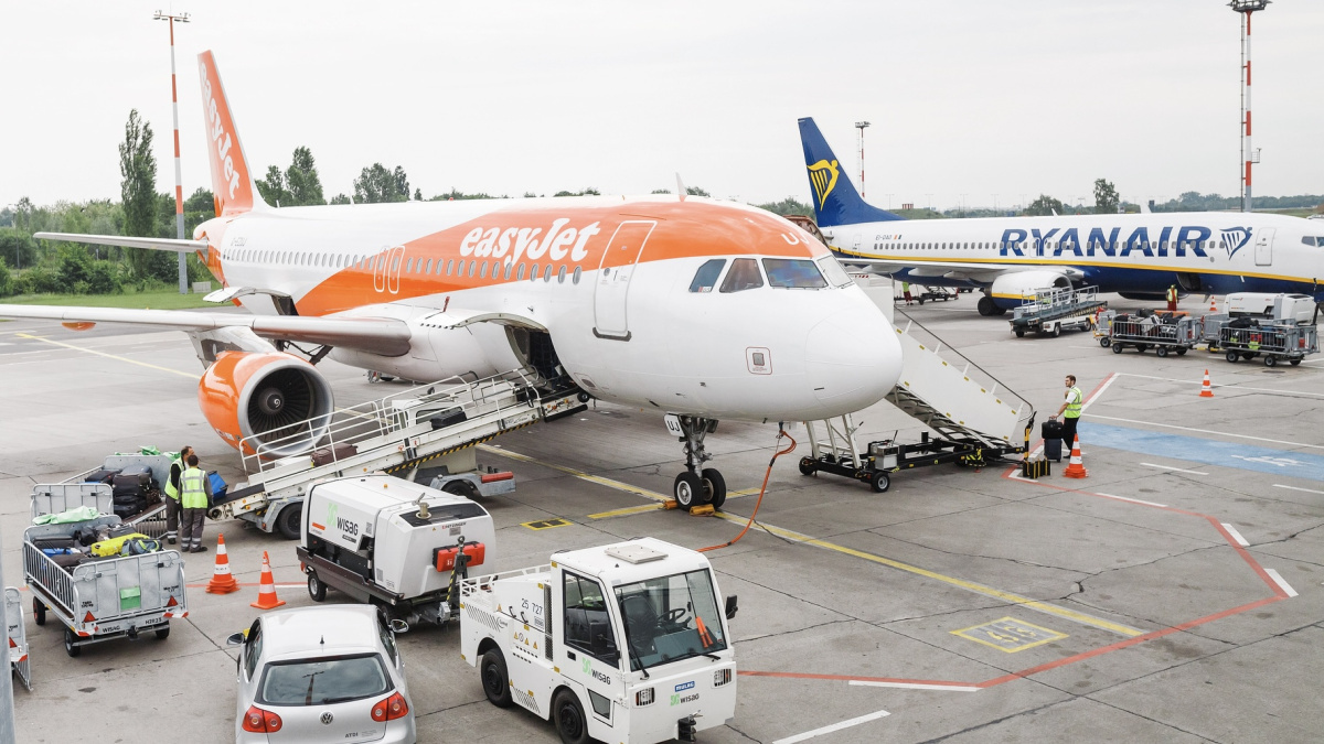 Ce companii aeriene anulează zboruri către UK?