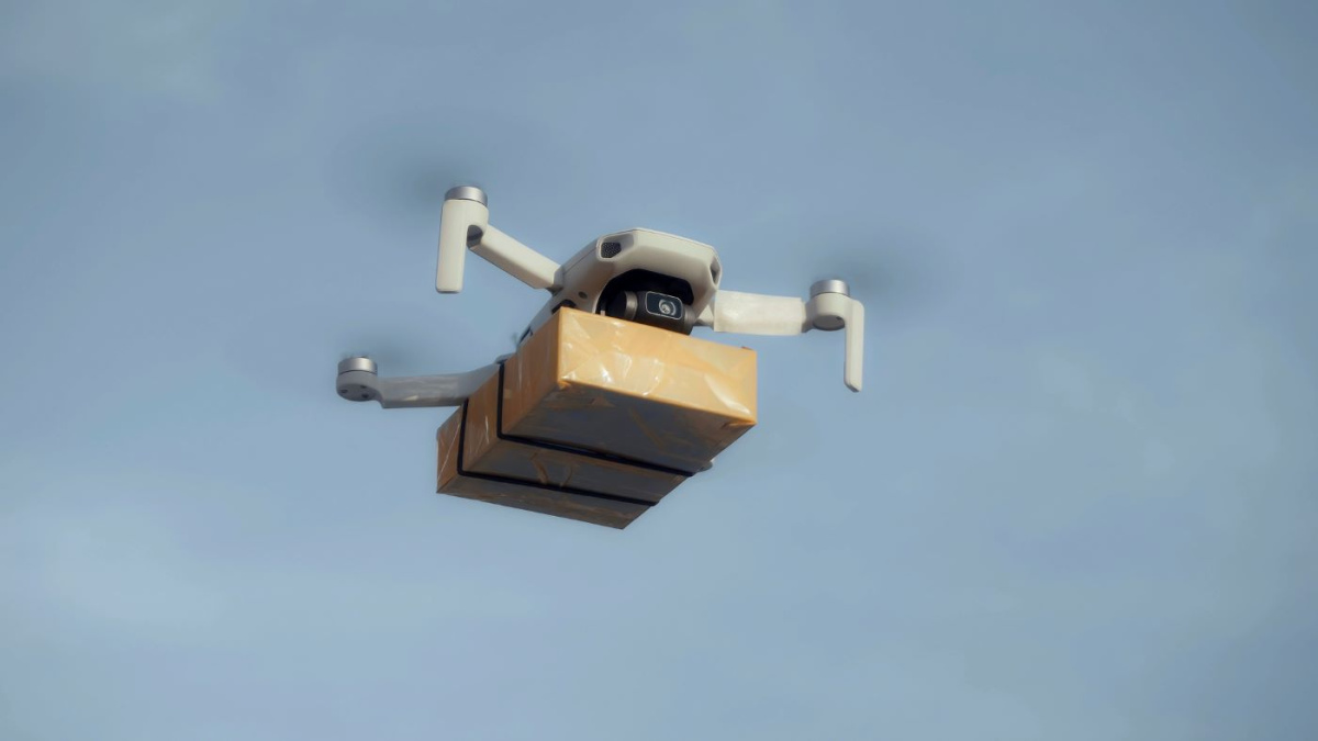 Amazon face primele livrări de colete cu drone în Marea Britanie