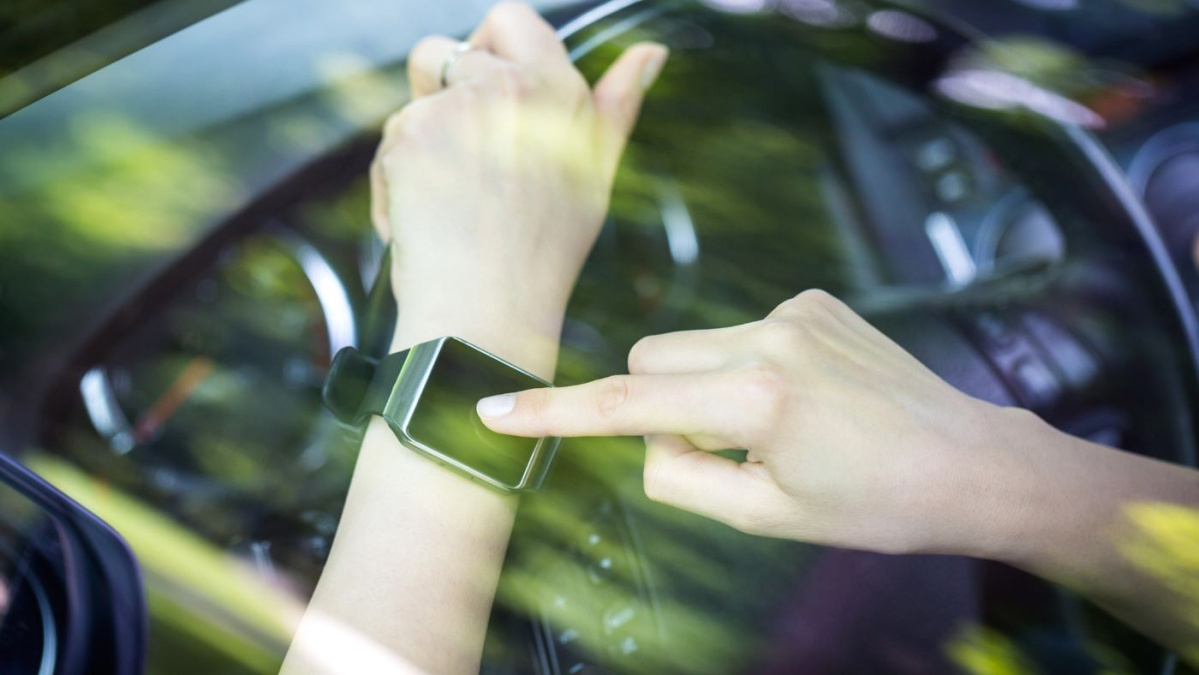 Șoferii din Marea Britanie, îndemnați să evite folosirea smartwatch-urilor