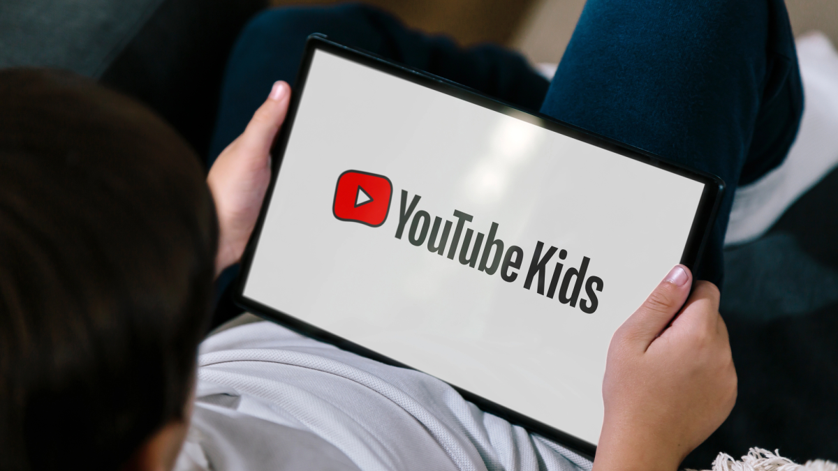 YouTube în UK expune în continuare adolescenții la conținut periculos
