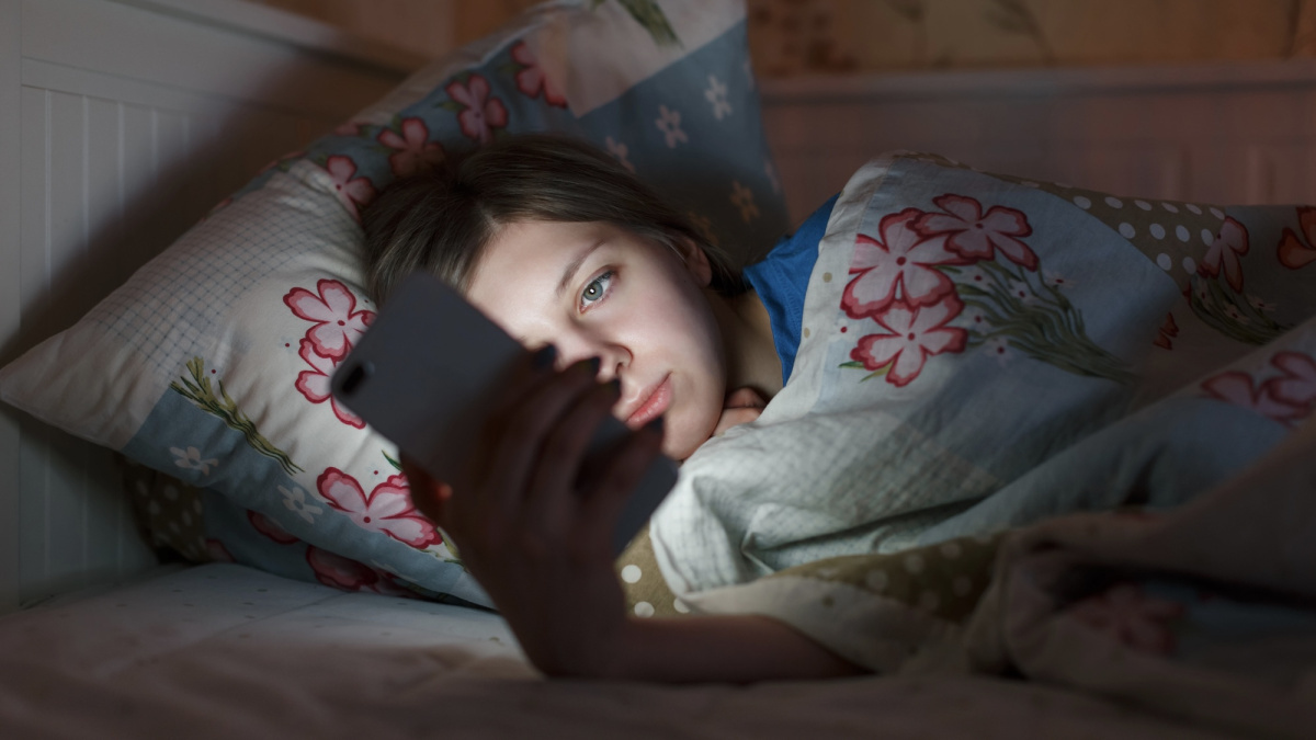 Adolescenții britanici nu vor mai avea voie să intre pe rețele sociale noaptea
