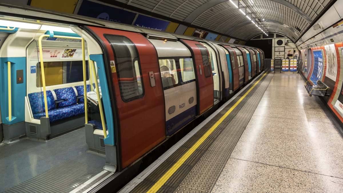 ȘOC la metroul londonez: o persoană, lovită de tren!