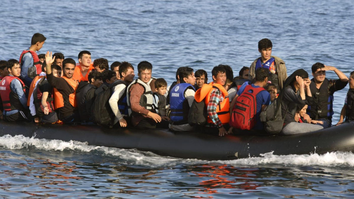 Record! Sute de migranți au traversat Canalul Mânecii în UK într-o barcă mică