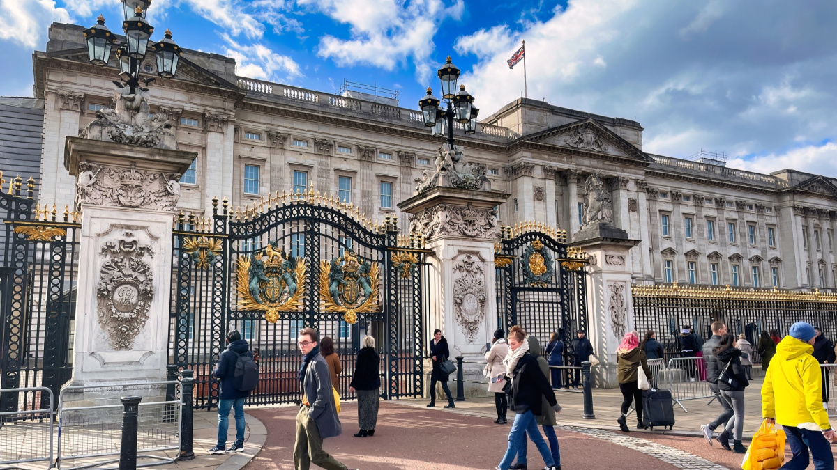 Londonezii scot gecile din dulap