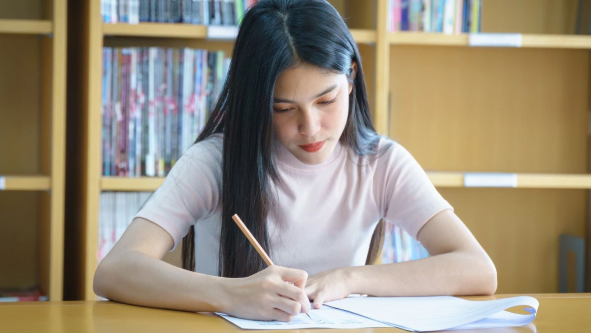 Anglia: Colegiul Winchester renunță la tehnologie și revine la stilou și hârtie