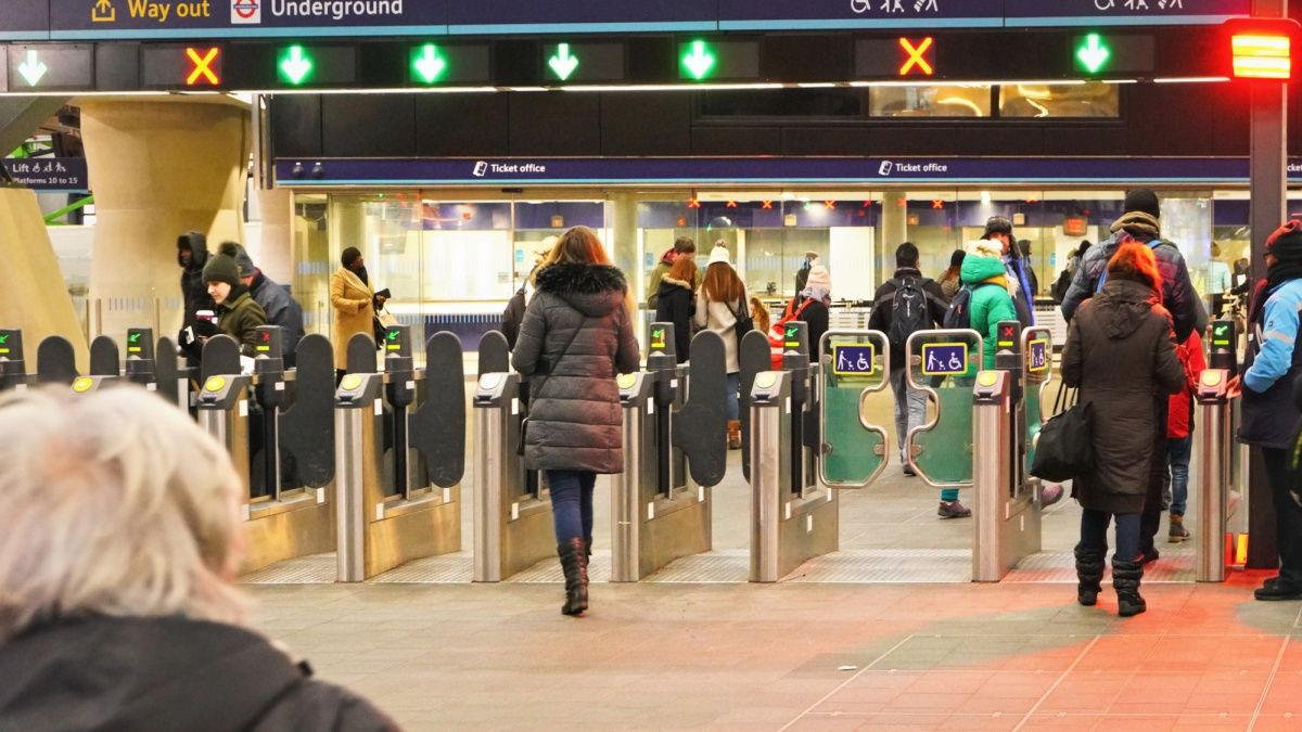 Atenție, români din Londra: restricții la Angel!