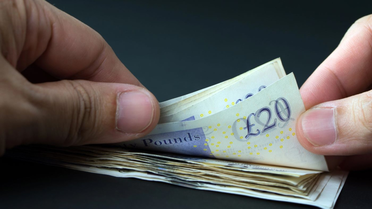 Cât va ajunge salariul minim în Marea Britanie, în urma reformei bugetare?