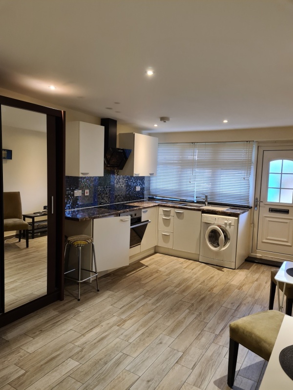 Studio flat disponibil pt 2 baieti edgware 07553224961, Anunturi